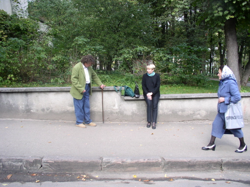 Andrzej Widelski i Wiera Meniok oglądają miejsce wmurowanie tablicy. Tu zginął Bruno Schulz. Drohobycz 2005/6.